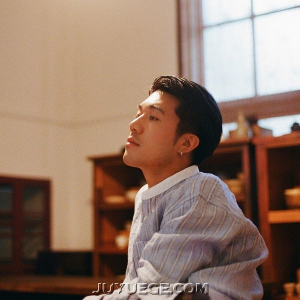 力齐 Lichi《浪漫天光 Hopeless Romantic》[FLAC/MP3]夸克网盘下载